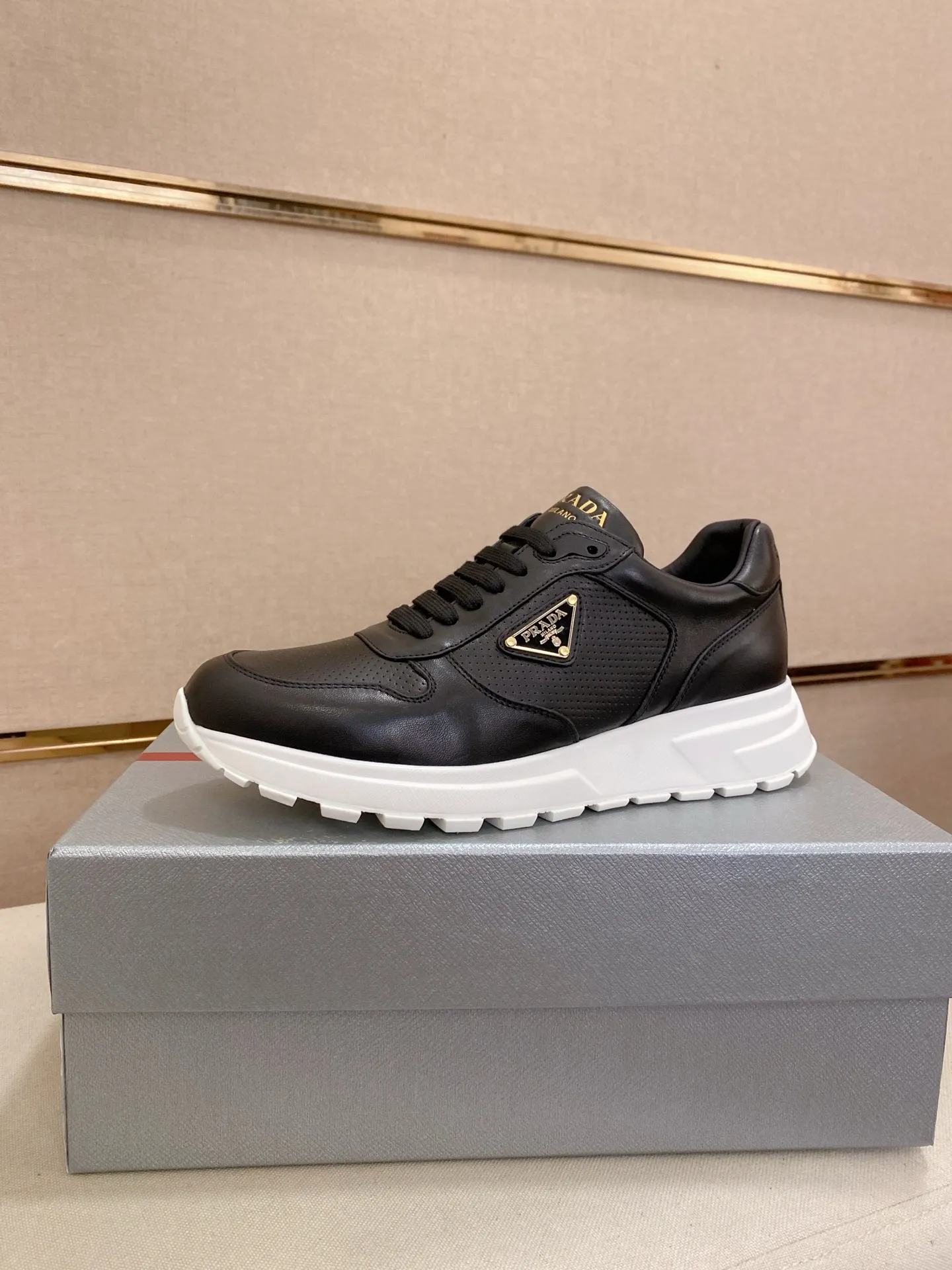 Men's shoes 💰 580💰 ✔️✔️✔️High-quality new PRADA counters are launched at the same time. The new men's shoes and 😘fabrics are selected from imported first-layer cowhide and are made by pure handcrafts. Lining: Full cowhide lining. 👍🏿 High-end ☄️ air-cushion molded anti-slip rubber outsole, exquisite lines, simple and elegant, comfortable and high-end for leisure travel. Code number: 38 to 44 (45 can be customized and cannot be returned or exchanged)